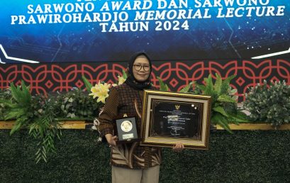 Prof. Dr. Trina Ekawati Tallei Dianugerahi Penghargaan sebagai Orator pada BRIN Sarwono Prawirohardjo Memorial Lecture 2024