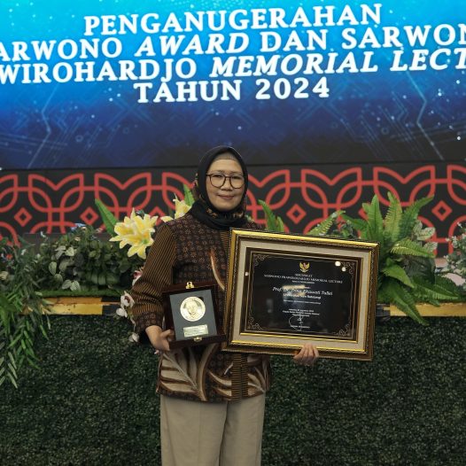 Prof. Dr. Trina Ekawati Tallei Dianugerahi Penghargaan sebagai Orator pada BRIN Sarwono Prawirohardjo Memorial Lecture 2024