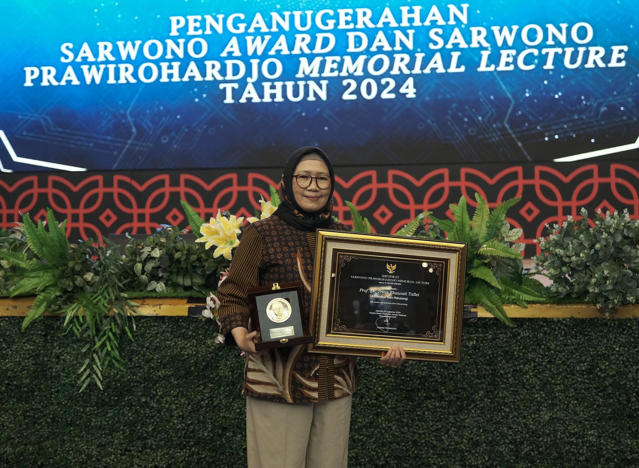 Prof. Dr. Trina Ekawati Tallei Dianugerahi Penghargaan sebagai Orator pada BRIN Sarwono Prawirohardjo Memorial Lecture 2024